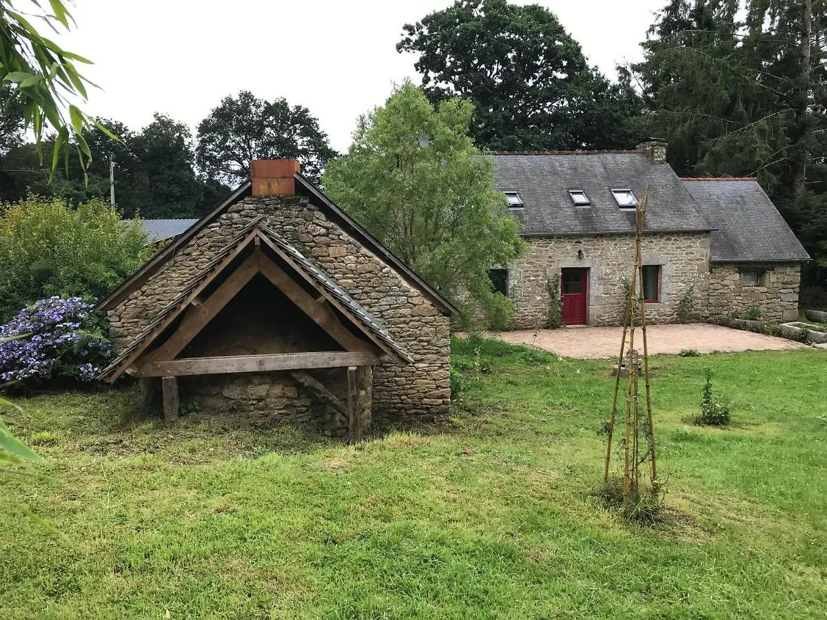 Gite De Kergoubleau Saint-Nicolas-du-Pélem 0*,  Frankrike
